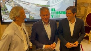 El Betis presenta en el Ayuntamiento su nuevo estadio y el alcalde le hace una promesa a los béticos