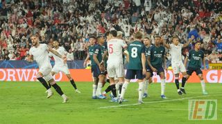 Las imágenes del Sevilla - Arsenal, una derrota que no evita que Castro y Gudelj aún crean