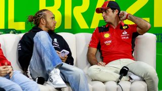 Lewis Hamilton insiste con Carlos Sainz