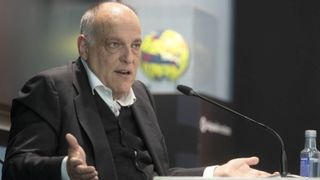 Tebas no se fía ni de Florentino Pérez ni de Xavi Hernández