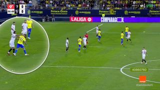 Caliente Cádiz - Sevilla: pique entre Sergio Ramos y Roger, gol anulado, 'expulsión fantasma'... 