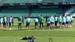 Entrenamiento del Betis con muchas bajas por lesión y pendiente de uno más