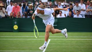 Davidovich 'monta en globo' y se cae de Wimbledon