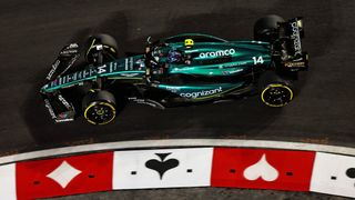 La FIA frena a Sainz, pero Fernando Alonso va lanzado