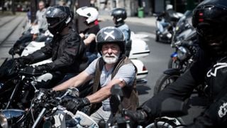 Los cascos que prohibe la DGT y los dos que obliga a llevar a los conductores de motos
