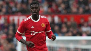 Anuncian negociaciones entre el Betis y Tuanzebe, que se queda en Inglaterra