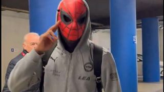 Un jugador del Alavés la lía disfrazándose de Spiderman antes de recibir al Villarreal