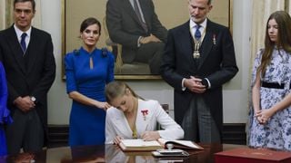 La Reina Letizia, protagonista involuntaria del juramento de la Constitución de la princesa Leonor: Seriedad, Abascal...