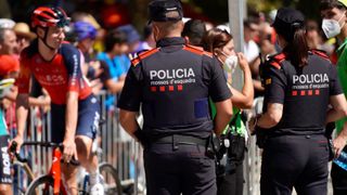 La polémica empaña La Vuelta: "Boicot independentista", chinchetas, caídas, "monos de circo"...