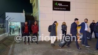 El gesto de Orta con Diego Alonso a su llegada al aeropuerto de Sevilla