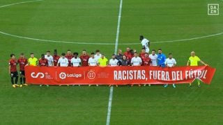 Diakhaby esquiva posar con la pancarta "racistas, fuera del fútbol"