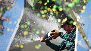 Carrera F1 GP Brasil 2023: Fernando Alonso logra un podio imposible, Carlos Sainz hace lo que puede y Verstappen vence