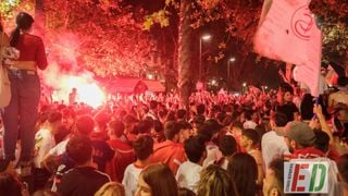 Mientras en Budapest se toca la gloria, la Puerta de Jerez es un 'infierno' rojo y blanco