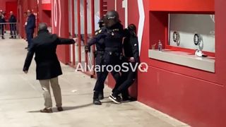 Alta tensión en el Sánchez-Pizjuán: insultos al equipo y Alonso, conato de asalto al palco, un detenido...