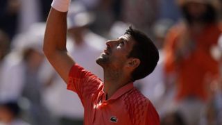 Djokovic supera un récord de Nadal en Roland Garros y desafía a Carlos Alcaraz