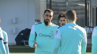 Borja Iglesias arropado por Isco y Bellerín durante el entrenamiento