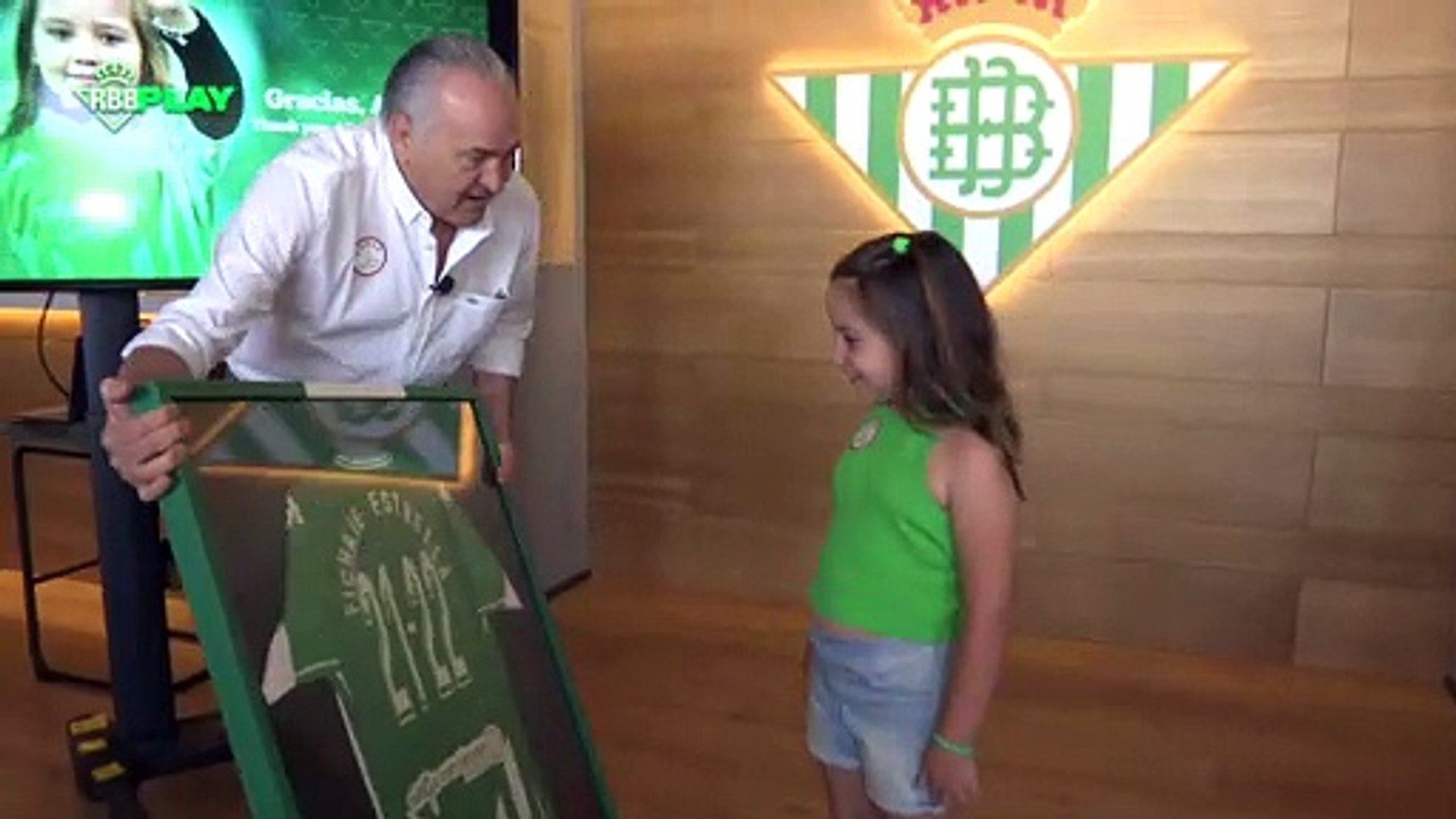 El Real Betis homenajea a Alba Fernández en su último día como Fichaje Estrella de la Fundación